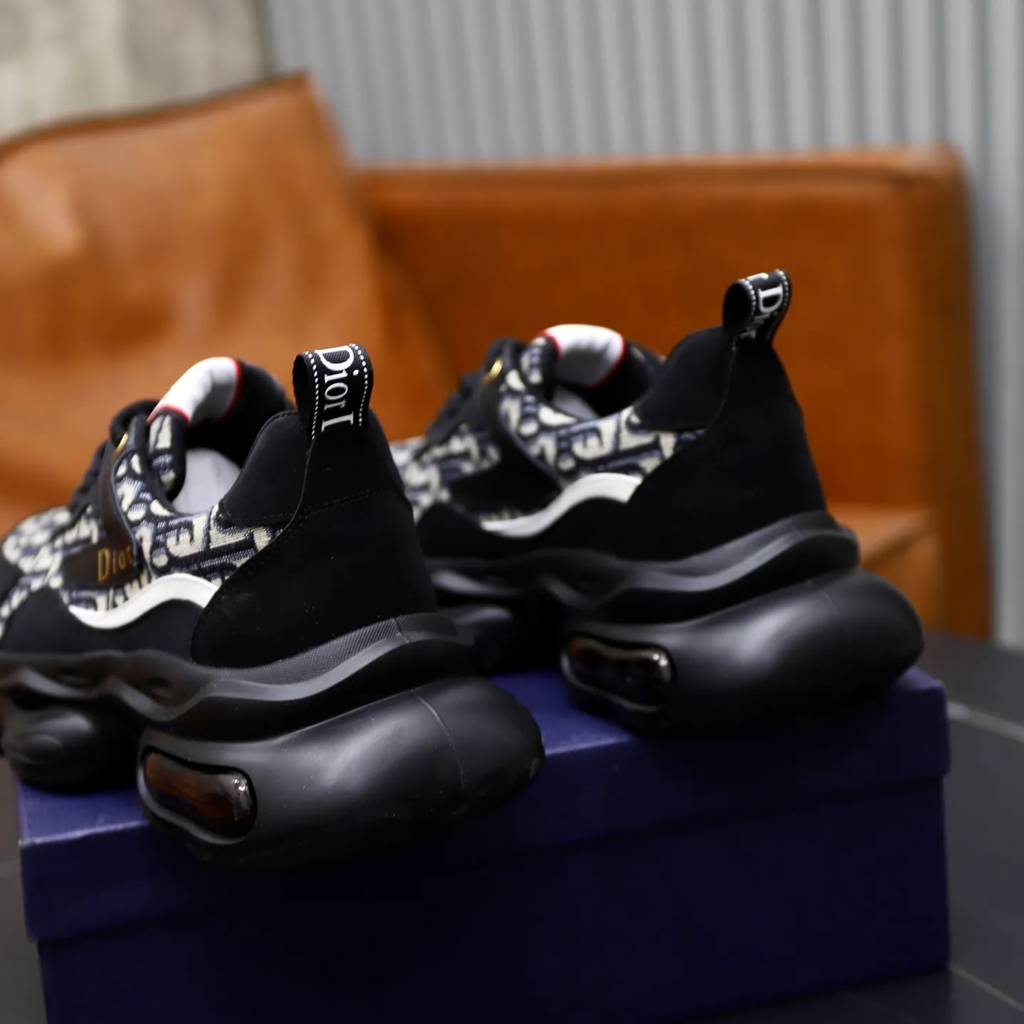 Ex-factory price: 462💰🙅‍♂️🙅‍♂️🙅‍♂️ Brand: Dior DIOR Standard code: 38-44 (45 customized) Grade: Same as the official website Material: Original cowhide material spliced with brand cloth Comfortable and breathable lining Lightweight and wear-resistant sports outsole Style category: Men's fashion casual shoes Running sports shoes Distinguished luxury brand elements Top luxury color: actual picture color
